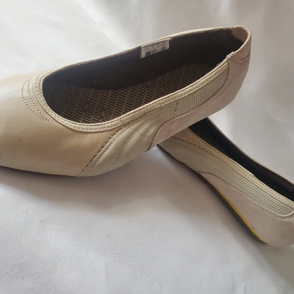 Shoes - Picture 15 of 16